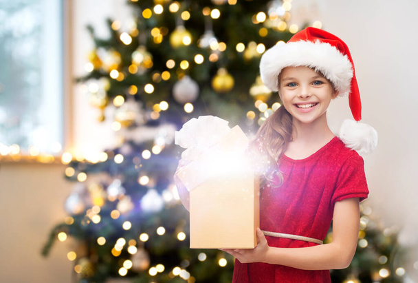 smiling girl in santa hat with christmas gift - Φωτογραφία, εικόνα