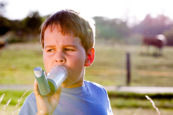 αγόρι που χρησιμοποιούν συσκευή εισπνοής για το άσθμα - Φωτογραφία, εικόνα