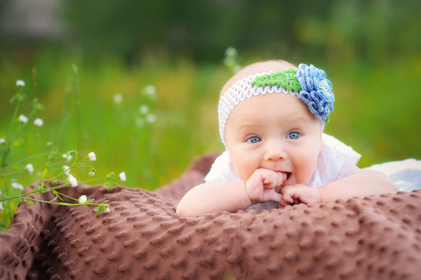 Милая маленькая девочка на лугу в летний день  - Фото, изображение