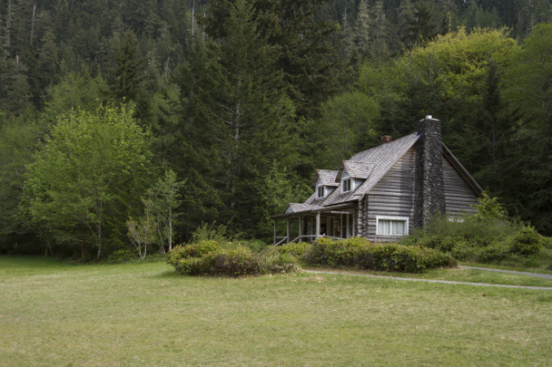Ancienne cabane en bois rond à flanc de montagne
 - Photo, image