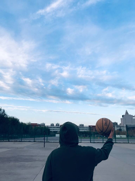 kosárlabda játékos az utcán - Fotó, kép