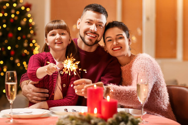 famiglia che festeggia il Natale a casa - Foto, immagini