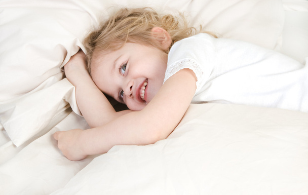 sevimli küçük kız yatakta dinleniyor  - Fotoğraf, Görsel