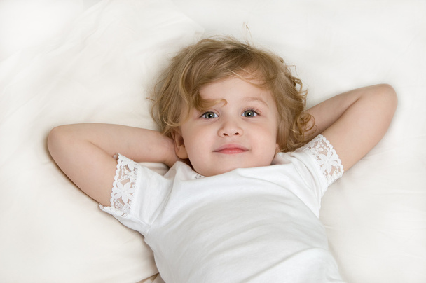 αξιολάτρευτο κοριτσάκι ανάπαυση στο κρεβάτι  - Φωτογραφία, εικόνα