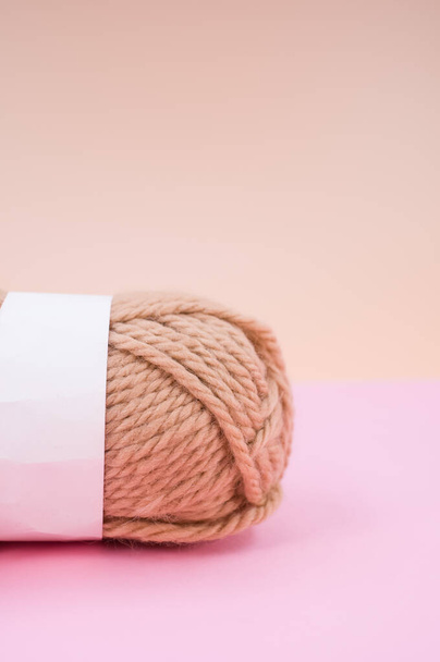 isolated beige yarn on pink background with text space - Zdjęcie, obraz