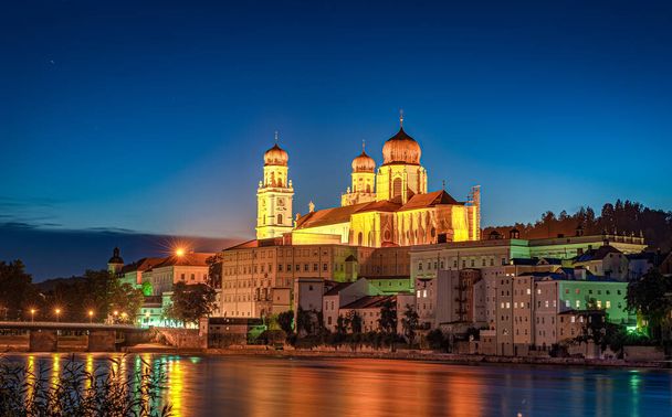 Passau con el río Danibe por la noche - Foto, imagen