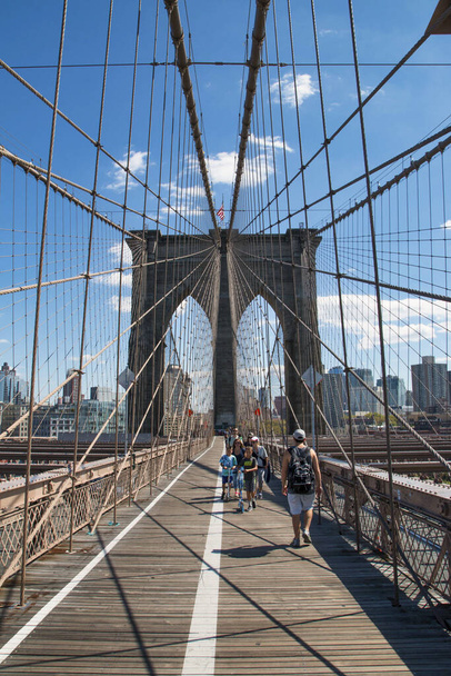 NEW YORK, UNITED STATES - 22 Ocak 2015: New York 'ta turistlerin yürüdüğü Brooklyn Köprüsü' nün dikey çekimi. - Fotoğraf, Görsel