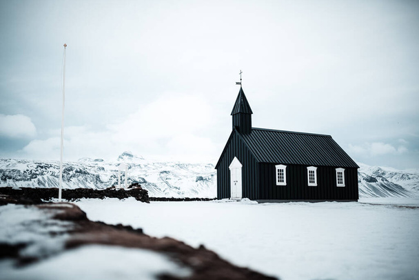 Bakirkja, Péninsule de Snfellsnes, Islande, Eglise noire entourée de neige, nature gelée et montagnes - Photo, image