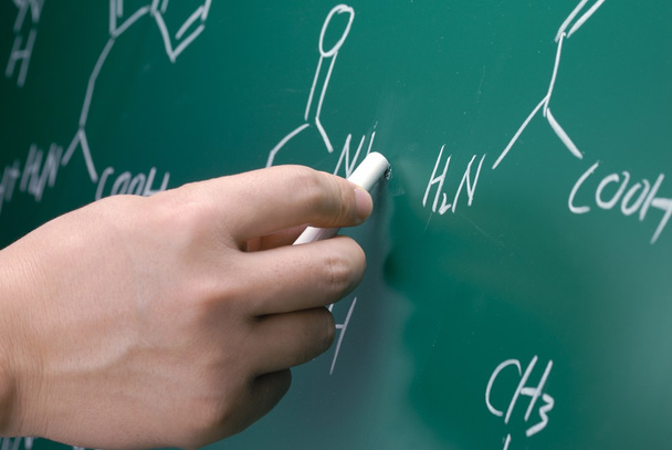 Hand écrit une formule chimique sur un tableau
.  - Photo, image