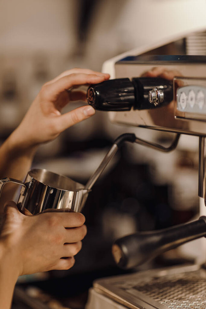 The process of making coffee with a coffee machine - Zdjęcie, obraz