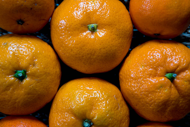Mandarínské oranžové pozadí. Čerstvé, zralé ovoce pro zdravé stravování - Fotografie, Obrázek
