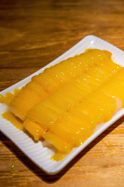 Вкусный тайский десерт, рисовые рулетики с манго - Фото, изображение