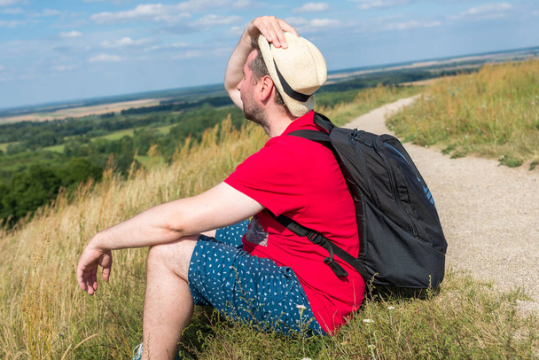 Meditação relaxante masculina viajante com vista serena montanhas floresta paisagem verão dia. Homem desfrutando de uma vista do topo da montanha. Relaxante homem de meia-idade sozinho com nature.Closeup, vista lateral. - Foto, Imagem