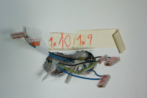 монтаж розетки профессиональным электриком в здании
 - Фото, изображение