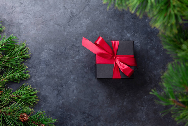 赤い弓とクリスマスのギフトボックス。コピースペース付きのトップビューフラットレイ - 写真・画像