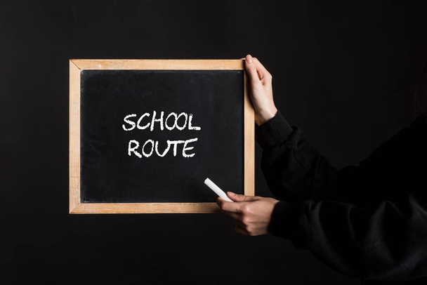 μια πινακίδα μαυροπίνακα με τη λέξη σχολική διαδρομή γραμμένη σε αυτό - Φωτογραφία, εικόνα