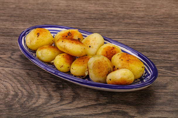 Жареный молодой картофель в миске - Фото, изображение