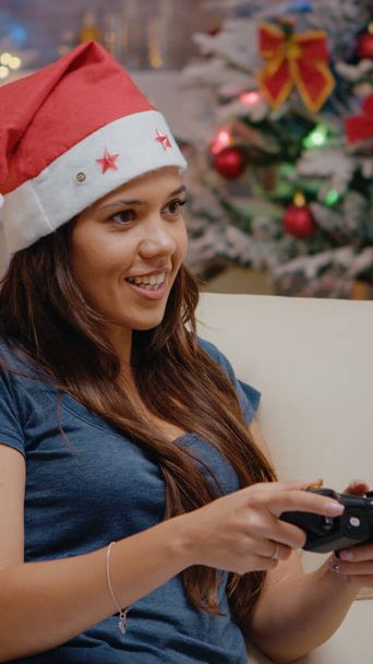 Primer plano de la mujer ganando videojuegos en la consola de TV - Foto, imagen
