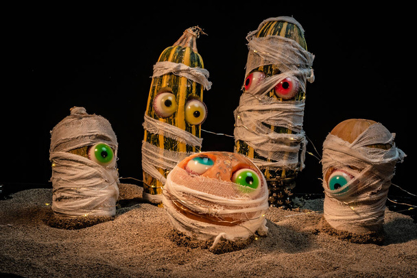 Citrouilles d'Halloween sous la forme de momies - Photo, image