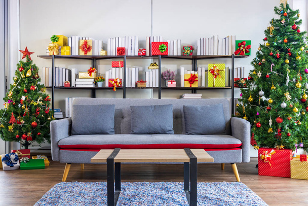 Noel ağacıyla süslenmiş modern oturma odası ve mevsim kutlaması için hediye kutusu. - Fotoğraf, Görsel