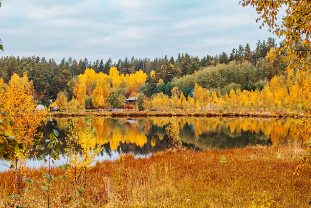 Forest lake in autumn. Colorful autumn landscape, tranquility, travel.  - Valokuva, kuva