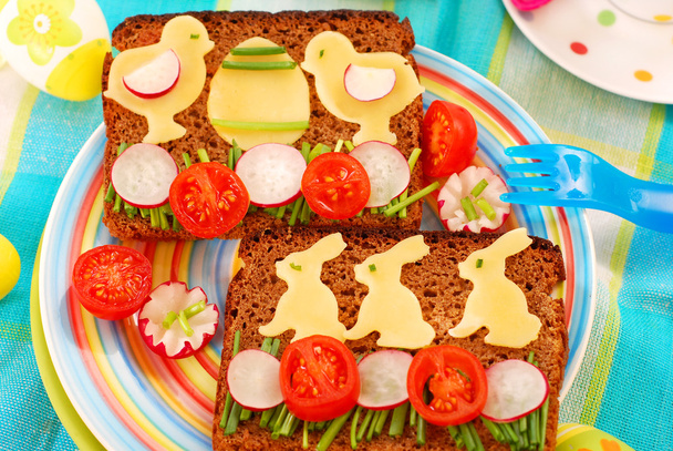 Funny easter breakfast for child - Foto, afbeelding
