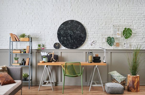 Moderni olohuone sohva ja työ puinen pöytä tyyli huoneessa, tiili ja ruskea klassinen seinä tausta, harmaa kirjahylly ja lisävaruste, kannettava tietokone. - Valokuva, kuva