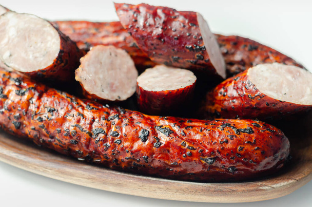 木の上で燻製伝統的な豚肉ソーセージ、手作りの肉製品、洗練された料理 - 写真・画像