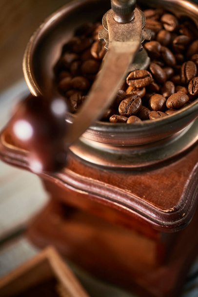 Granos de café con accesorios de cocina de madera sobre un fondo rústico - Foto, Imagen
