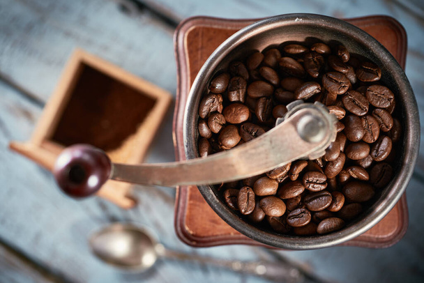 Kávébab fából készült konyhai tartozékokkal rusztikus háttérrel - Fotó, kép