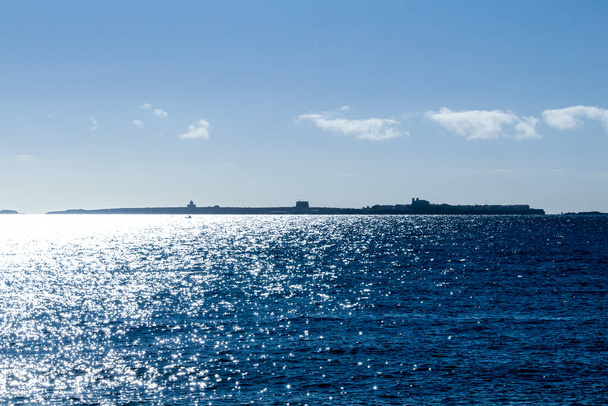 Isla Tabarca y mar mediterráneo bajo el sol por la mañana - Foto, imagen