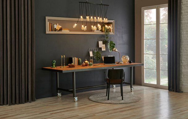 Moderne houten werktafel, kantoor, decoratief gordijn design en niche, luxe lamp, zwarte stoel en laptop, woonaccessoires interieur. - Foto, afbeelding
