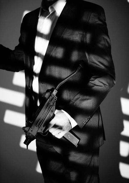 Retro tajný agent s porstol revolver pistole v ruce v vintage zločin thriller mockup kryt fotografie.        - Fotografie, Obrázek