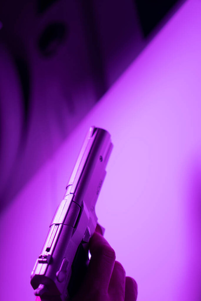 Hand eines Mannes mit 9mm-Pistole in Krimibuch-Cover-Design-Foto. - Foto, Bild
