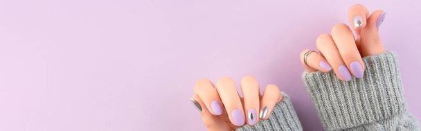 Frauenhände mit matten Lavendel- und Silbernägeln. Schönheitsbehandlung - Foto, Bild