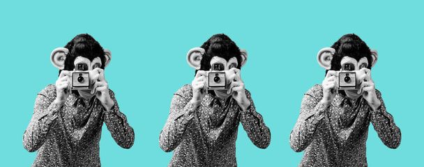 青の背景に黒と白のレトロなインスタントカメラで写真を撮る猿のマスクを身に着けている3人の男性、ウェブバナーやヘッドとして使用するパノラマ形式で - 写真・画像