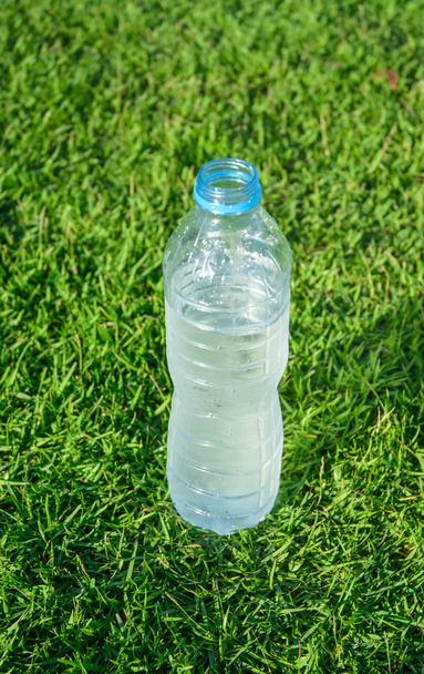 plastic bottle on glass - Foto, afbeelding