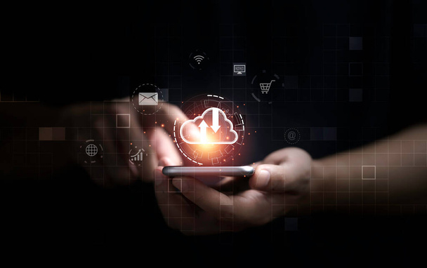 Homme d'affaires utilisant un smartphone avec icône de cloud computing virtuel pour télécharger et télécharger des applications, Transformation technologique et concept de partage. - Photo, image