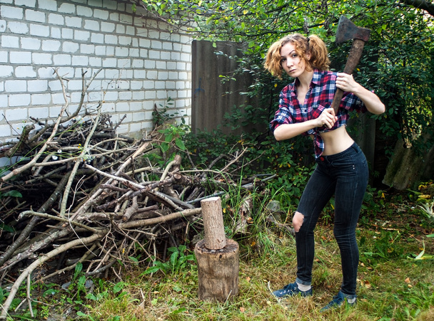 Mujer seria picando madera
 - Foto, imagen