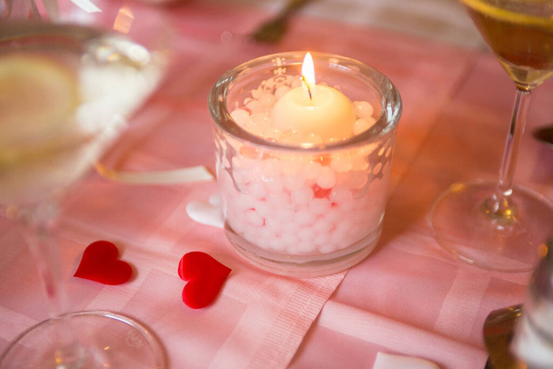 Διακόσμηση με καρδιές, κεριά και τριαντάφυλλο στο γαμήλιο πάρτι  - Φωτογραφία, εικόνα