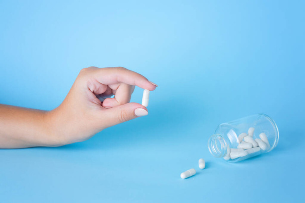 Vrouw met pil en glas water in handen nemen van antidepressiva pijnstiller urgentiegeneeskunde, supplementen of antibioticum medicatie te verlichten pijn, medicijnen bijwerkingen concept, close-up.  - Foto, afbeelding