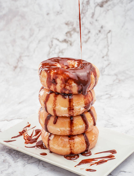 Primer plano de donuts de azucar baados con chocolate sobre una mesa   - Foto, Bild
