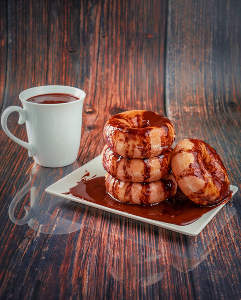 Primer plano de donuts de azucar baados con chocolate sobre una mesa   - Foto, Imagen