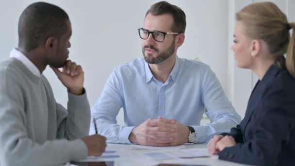 Ciddi İşadamı Ofiste İş Adamlarıyla Konuşuyor - Video, Çekim