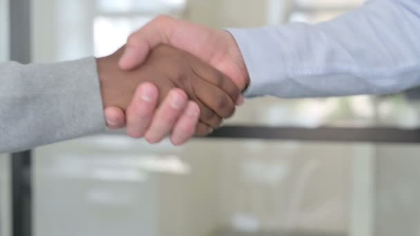 Nahaufnahme von Geschäftsleuten gemischter Rassen beim Händeschütteln in Zeitlupe - Filmmaterial, Video
