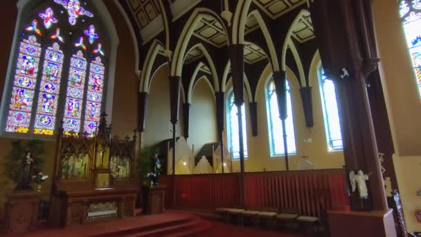 Cork, Irlanda - 19 de setembro de 2021: Panorama interior da Igreja da Santíssima Trindade do século XIX - Filmagem, Vídeo