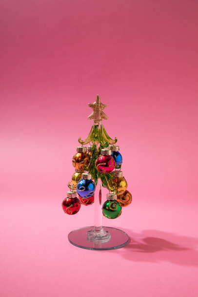 Christmas tree with colorfull decoration. Pink decoration.  - Foto, afbeelding