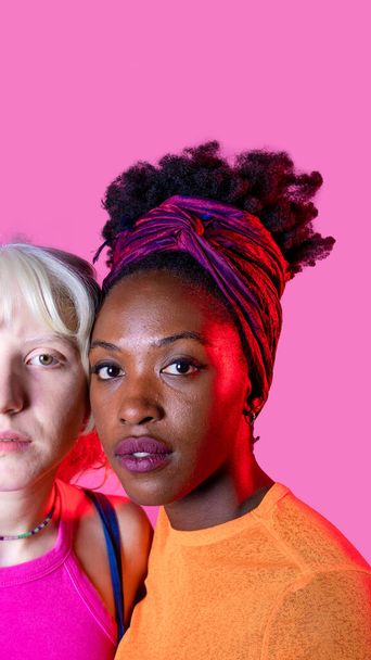 Портрет двох різноманітних друзів-жінок, які позують ізольовані копії простору фону, що стоять за рівність проти расизму
 - Фото, зображення