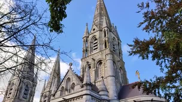 Cork, Irlande - 19 septembre 2021 : Vue d'ensemble de la cathédrale du XIXe siècle dédiée à Saint Finbar, saint patron de Cork - Séquence, vidéo