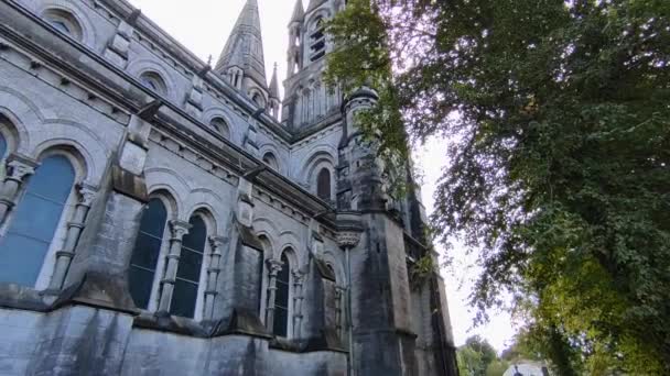 Cork, Irlande - 19 septembre 2021 : Vue d'ensemble de la cathédrale du XIXe siècle dédiée à Saint Finbar, saint patron de Cork - Séquence, vidéo